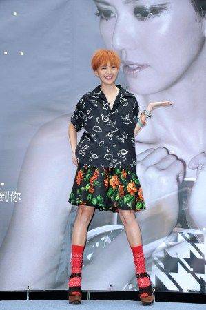 孙燕姿|孙燕姿素颜比杨采妮赢太多了，眼角一点皱纹没有，真的是不显老