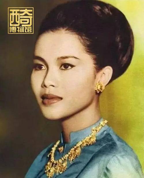 度假|泰王自己带20嫔妃海外度假，却要民众穿1个月蓝衣讨好母亲诗丽吉