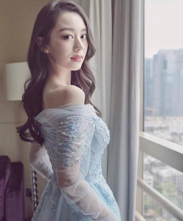 珠光宝气|吉娜晒照打扮珠光宝气似贵妇，却因浓妆翻车，野生眉小肉肚遭吐槽