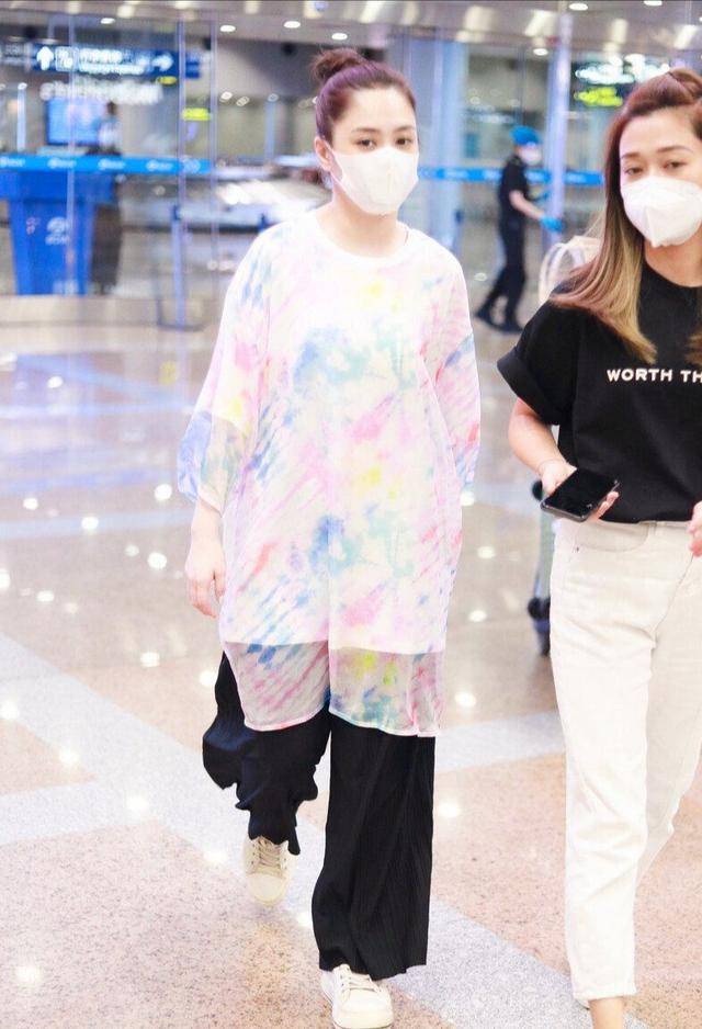 后首|阿娇离婚后首度现身机场，穿大码T恤身材圆润，大肚腩太抢眼