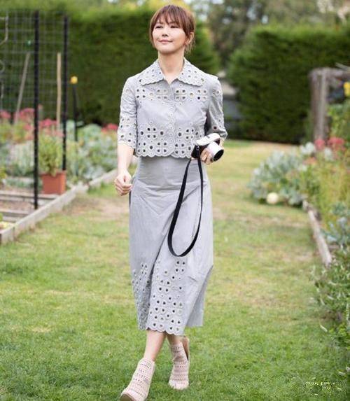 孙燕姿|孙燕姿素颜比杨采妮赢太多了，眼角一点皱纹没有，真的是不显老