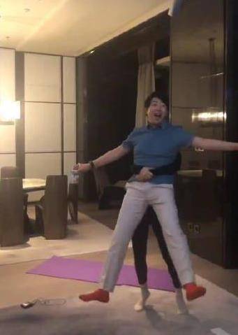 珠光宝气|吉娜晒照打扮珠光宝气似贵妇，却因浓妆翻车，野生眉小肉肚遭吐槽