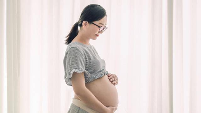 夏天孕妈一天洗3次澡，胎宝却“遭罪”，专家：孕期洗澡注意这些
