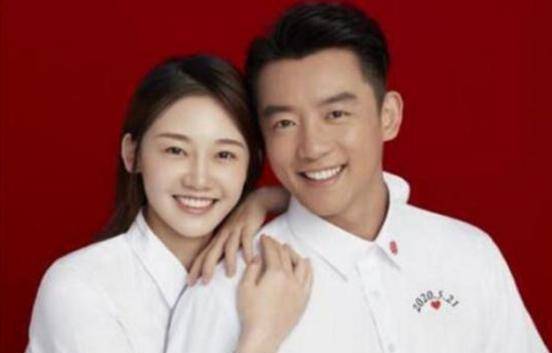 苗苗郑恺同台唱歌 f90f92b1e6fb4796aa6b1b372675c76e.jpeg