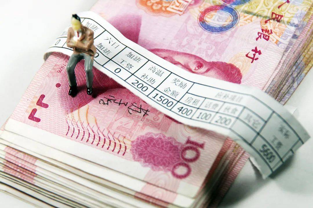 金融圈炸锅！金融机构集体降薪？工作20年员工月