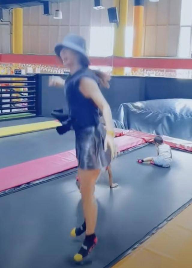 央视主持人李思思事业受挫？称要改变自己，还