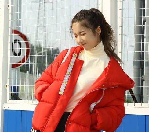 服装|38岁柳岩走机场,一改往日迷人形象,穿连衣裙搭羽绒服居家感十足