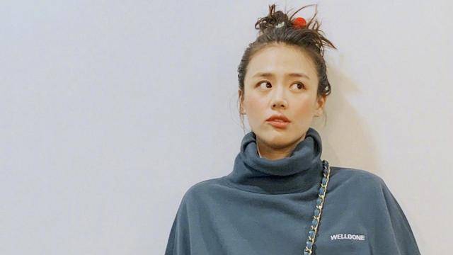 马思纯现身医院求诊，素颜憔悴眉头紧蹙，与医