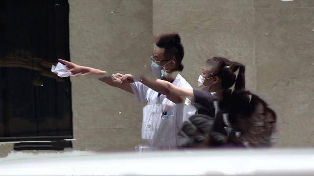 马思纯现身医院求诊，素颜憔悴眉头紧蹙，与医