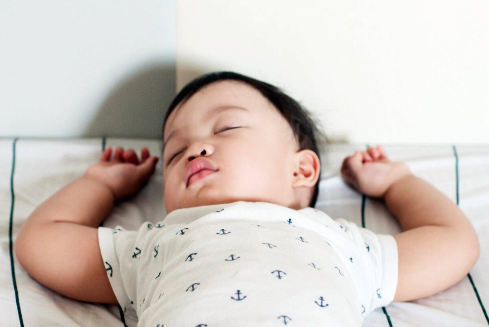 孩子睡觉时出现的三种反应，可能暗示宝宝是个聪明娃