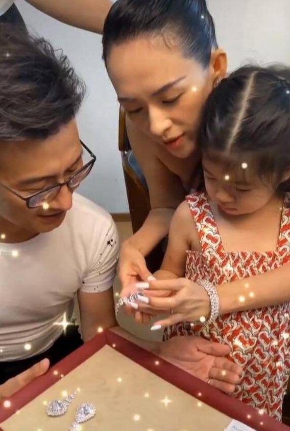 珠宝|章子怡女儿醒醒:我今年5岁,我玩价值5亿的珠宝玩具