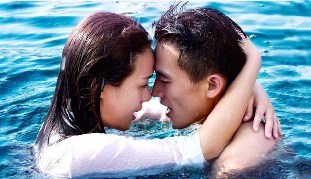 马思纯现身医院求诊，素颜憔悴眉头紧蹙，与医