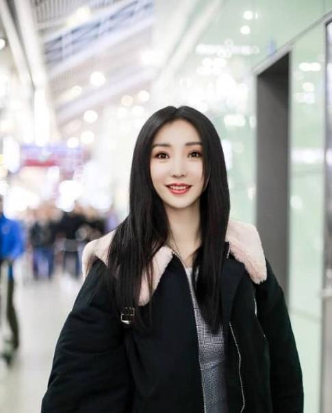 服装|38岁柳岩走机场,一改往日迷人形象,穿连衣裙搭羽绒服居家感十足