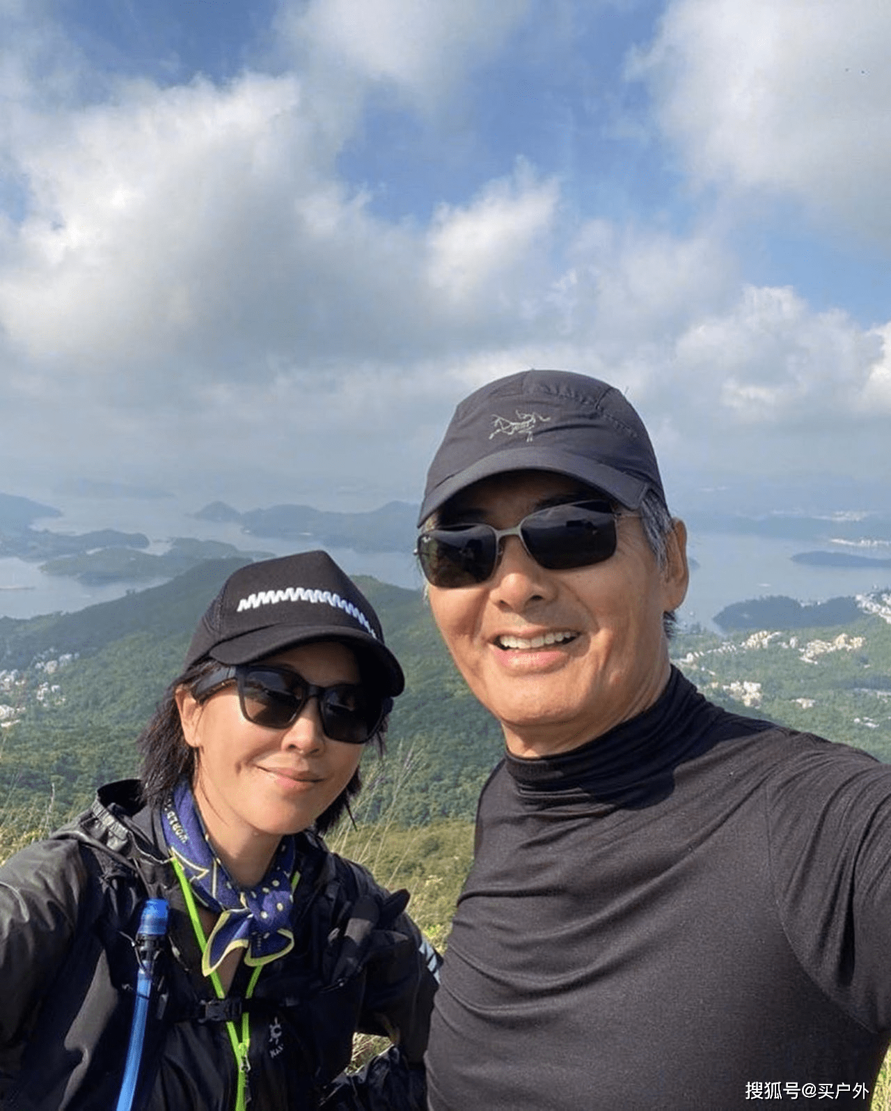 周润发|刘嘉玲跟着周润发一起去爬山,看明星都穿什么户外装备？