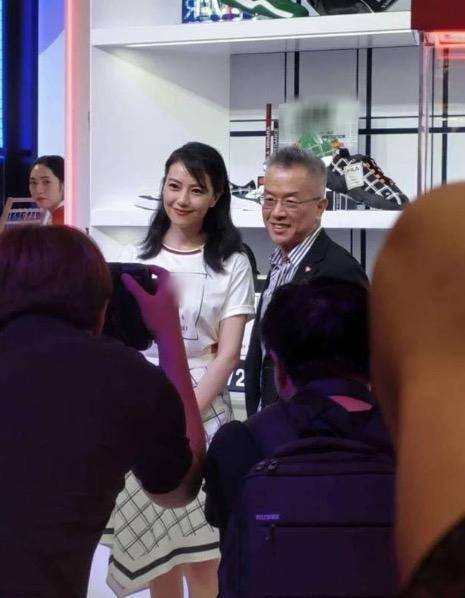 40岁高圆圆出席活动,造型青春洋溢,但法令纹抢