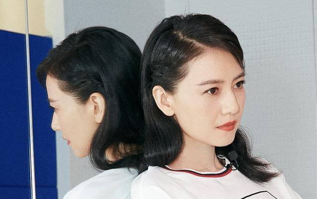 40岁高圆圆出席活动,造型青春洋溢,但法令纹抢