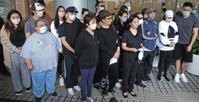 身后|赌王29岁千金何超盈居家复工，大方公开瘦身照，身后千万名画抢镜