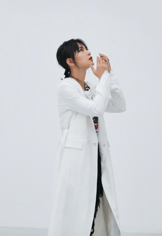 服装|白色体现“纯净美”，周笔畅有自己独特的理解，发型成为特色