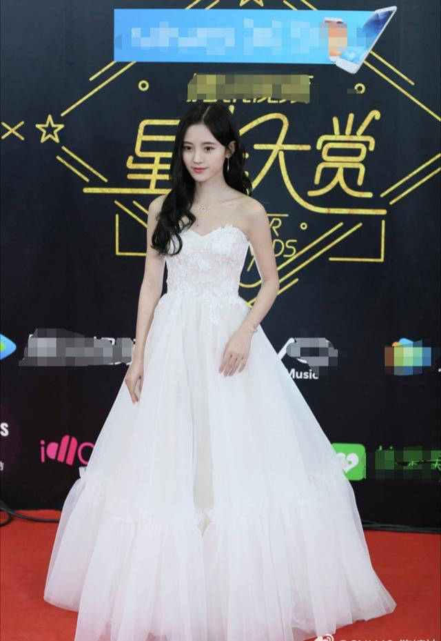 原创鞠婧祎公主裙闪耀亮相,潮流首饰十分抢眼,少女感搭配她最拿手