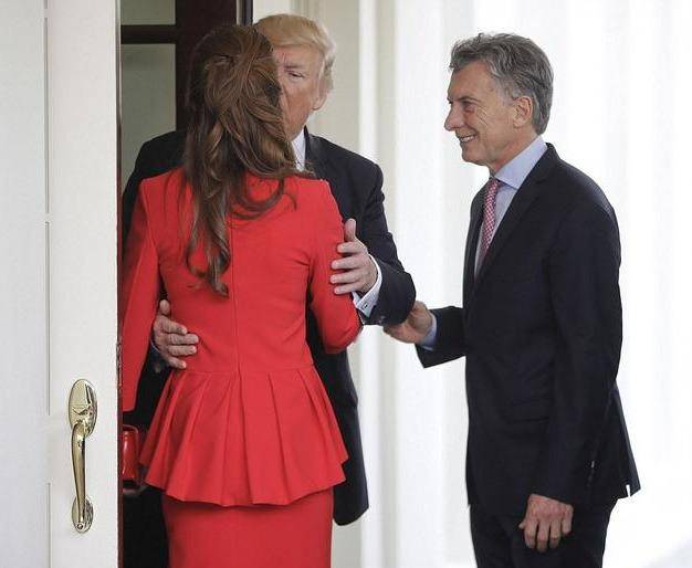 朱莉安娜|阿根廷总统夫人红裙太惊艳！特朗普搂腰拥抱，总统拦不住面露尴尬