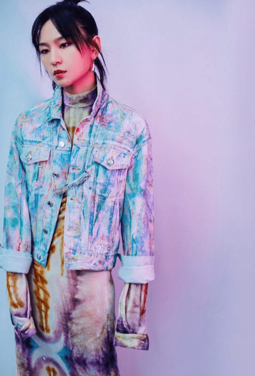 服装|白色体现“纯净美”，周笔畅有自己独特的理解，发型成为特色