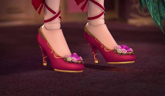 此时的她穿的鞋变成了后跟有纹路蝴蝶的粉色高跟鞋,其实我们在叶罗丽