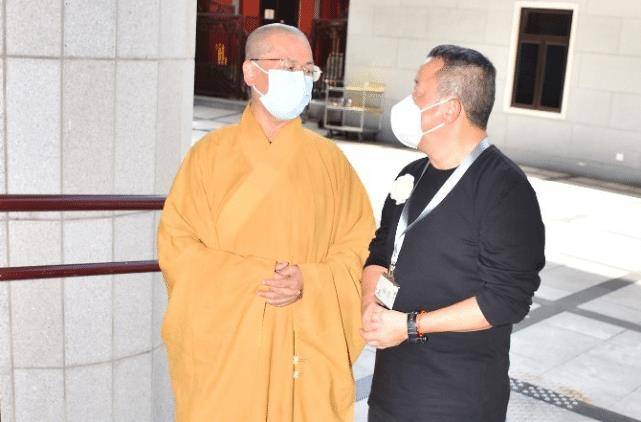曾志伟目送亡妻棺木进场后,在诵经法师陪同下,又一起回到宝莲寺,参加