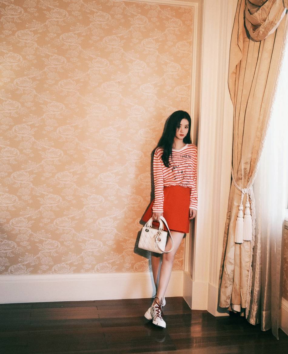条纹|赵丽颖甜甜的心动造型，红白条纹衫配伞裙，低头垂眸皆是柔情魅力