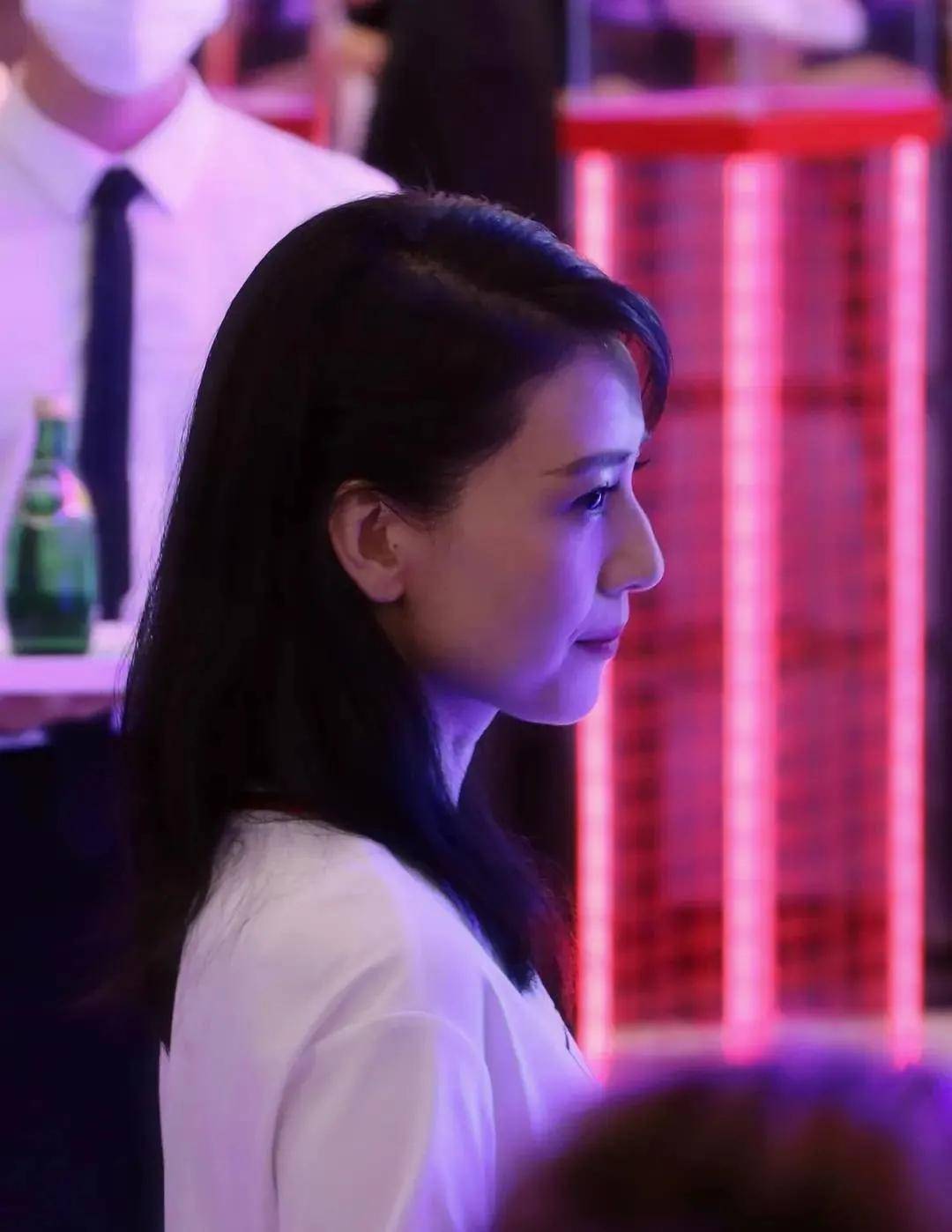 网友|高圆圆复出有点坎坷，产后1年首次亮相网友们为这生图吵翻天！