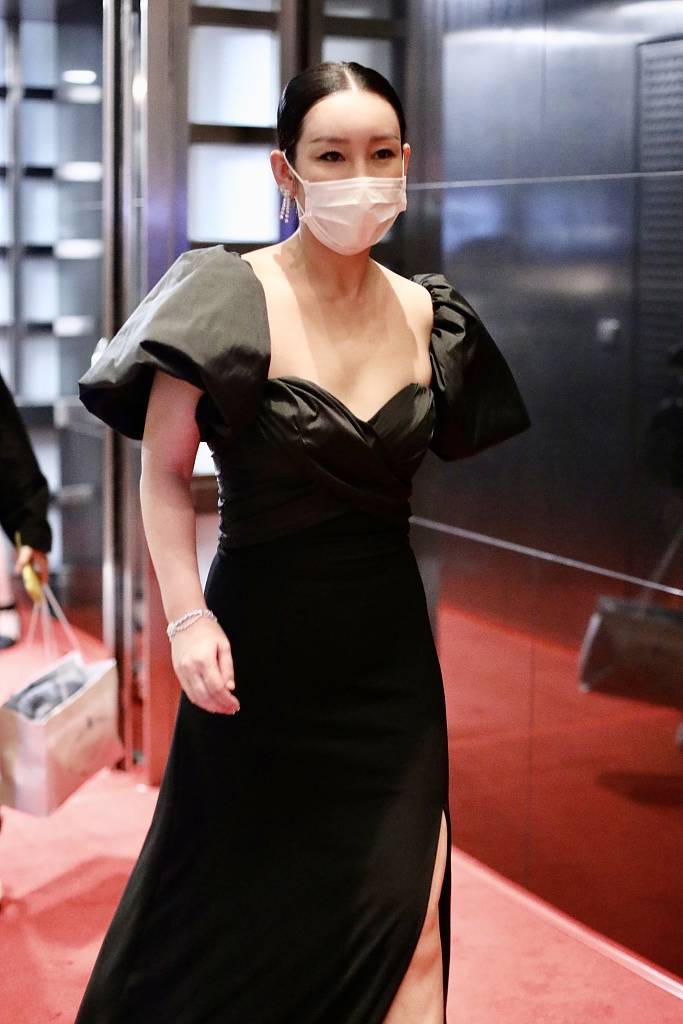 秦海璐黑色礼服搭配恨天高秀玉背酥胸女人味爆棚