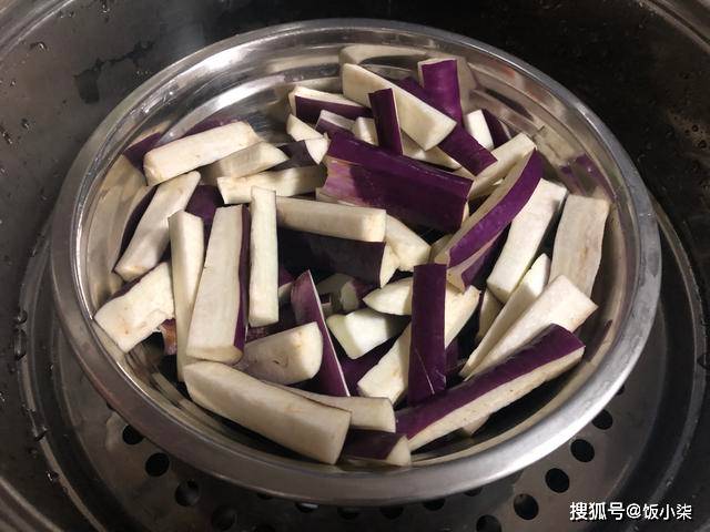 原创茄子不能直接下锅炒!分享3个妙招,茄子不吸油不发黑,更入味