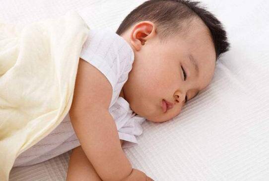 孩子|不想影响孩子的智商和身体发育，那就别和孩子在睡前做这几件事