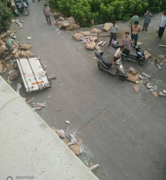 拉了十吨猪肉,车子在高速公路上出了事故,散落的猪肉被当地百姓哄抢