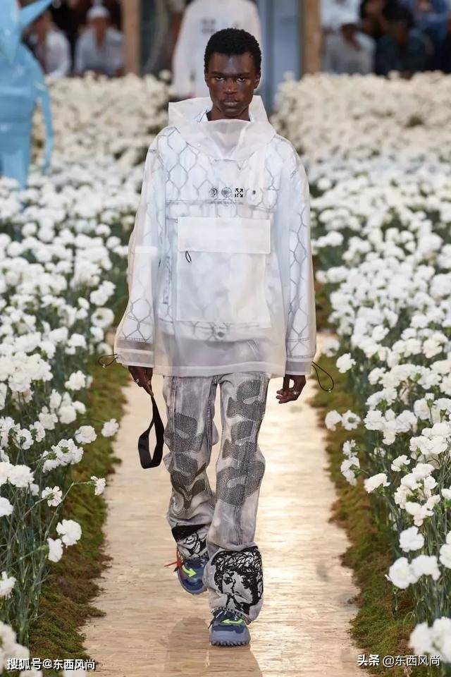 Nike|Off-White2020春夏系列，有和Nike等联乘鞋款，白色和涂鸦服装