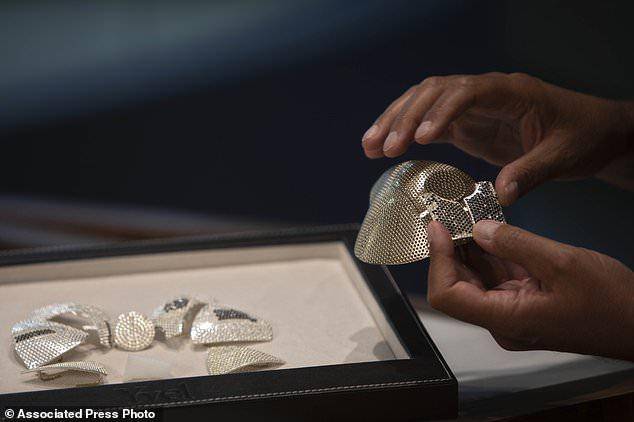 世界上最贵钻石18K金口罩由华人买走，3600颗钻石价值一栋房子