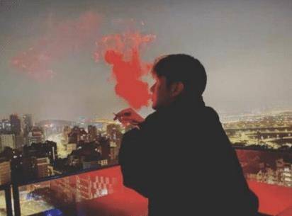 李荣浩深夜在阳台抽烟, 杨丞琳点赞不说话, 曾被烟灰烫臀部, 被陈坤