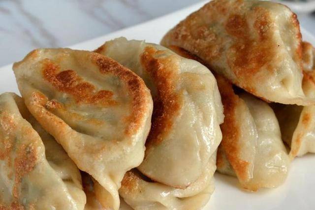 煎饺子怎么煎才酥脆好吃 63fe556ed8f14446aa5a2ae755aae391.jpeg