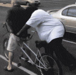 搞笑gif:笨到如此可爱的女生,真的不好找呀!_大哥