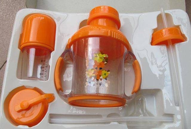 宝宝|玩具中流出“黑乎乎”的东西,宝妈:没想到这么脏给宝宝洗澡时