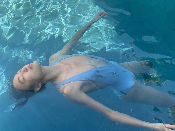 陈冠希化身情话boy，晒老婆泳装照表白：你来之