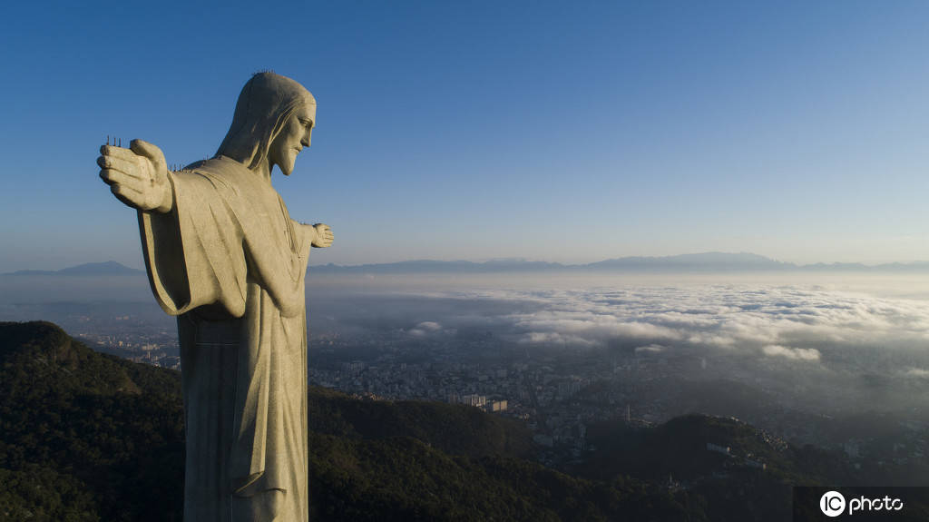 的里约热内卢基督山上,是该市的标志,也是世界最闻名的纪念雕塑之一