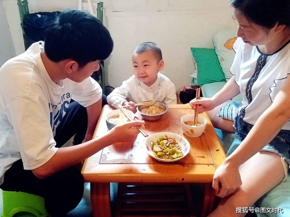 劫难|哥哥挺过来后被毁容,弟弟仍生死难料兄弟俩同在4岁遭劫难