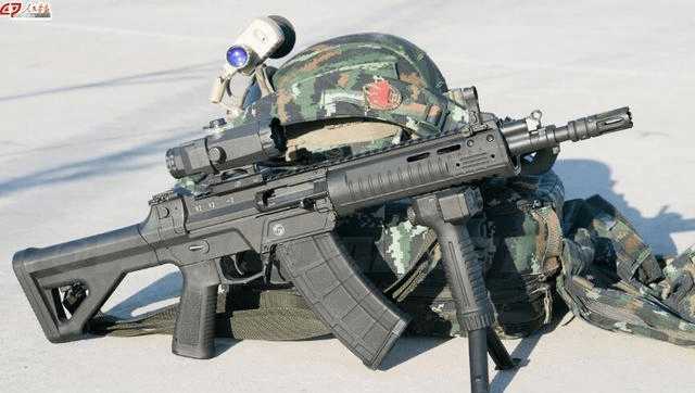 原创国产新步枪射击画面首次公开!射手评价:可靠性强,精度极高