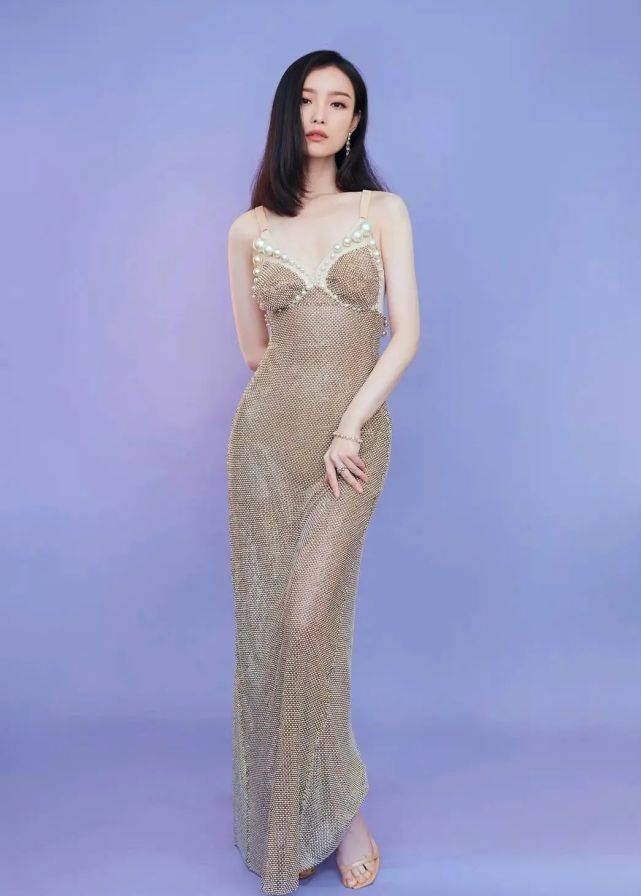 人鱼|倪妮着装变大胆！穿透视装“人鱼裙”秀曼妙身姿，隐约性感太致命