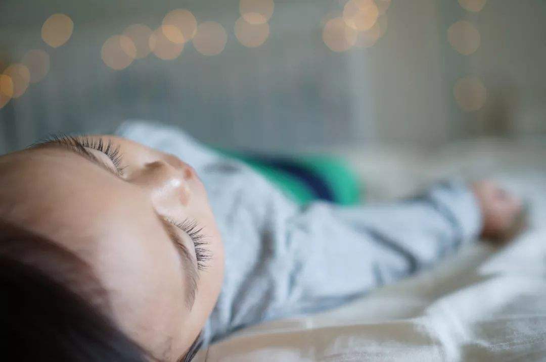 安排得|奶奶给孙子安排得明明白白，网友：神仙待遇家里停电热坏萌娃