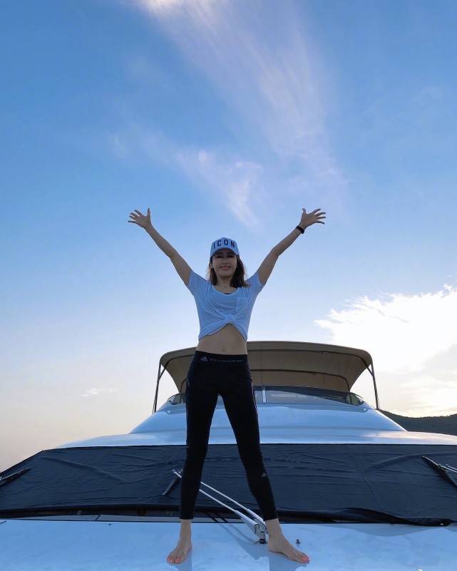 保养|50岁黎姿晒近照,虽退出娱乐圈却保养完美,完全是阔太太的姿态