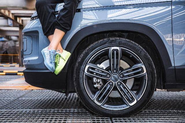 时尚|今夏潮酷出街，试试ICON X 飞跃联名定制潮鞋