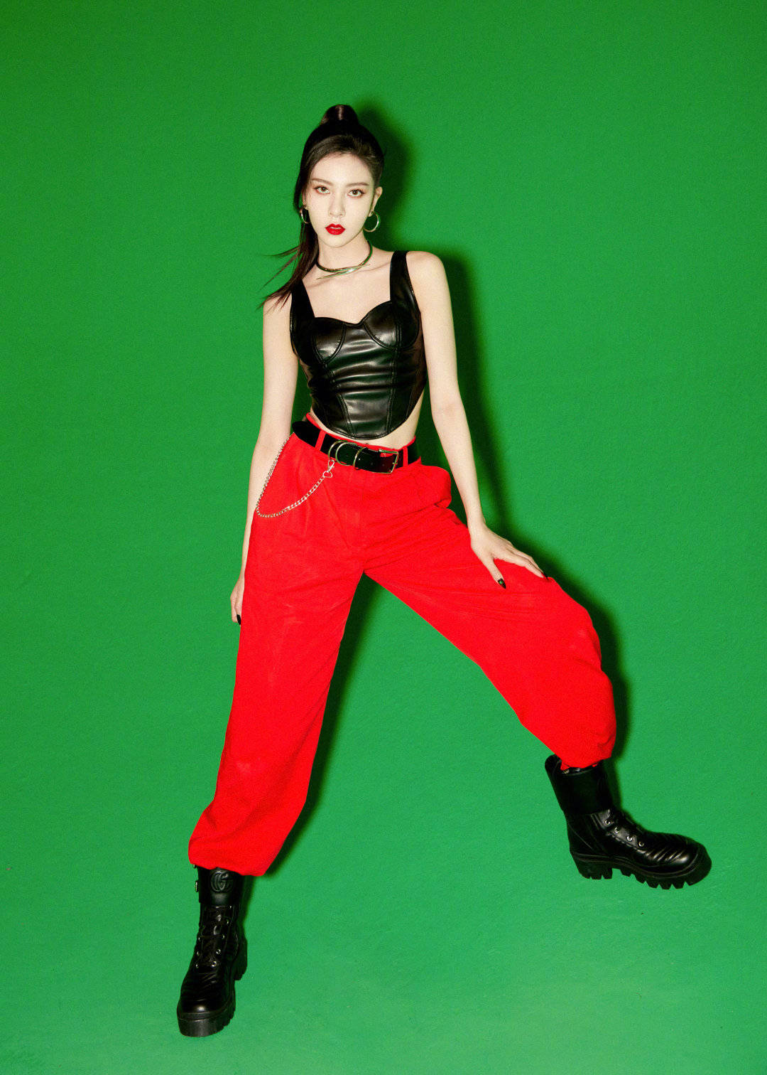 西装|宋妍霏分手后造型更飒了,皮革西装短裤帅气程度飙升,秀腿又秀腰