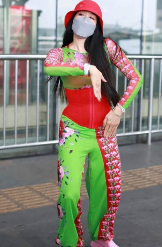 张伦|张伦硕眼光太好了！49岁钟丽缇穿腰封出行，这哪里像老太婆？