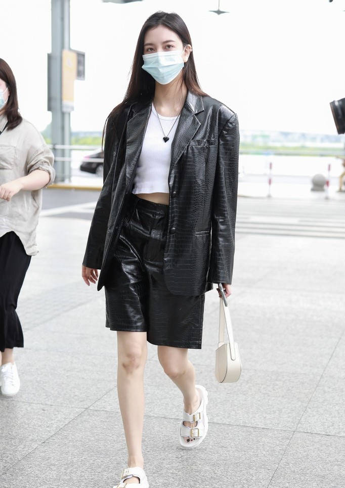西装|宋妍霏分手后造型更飒了,皮革西装短裤帅气程度飙升,秀腿又秀腰